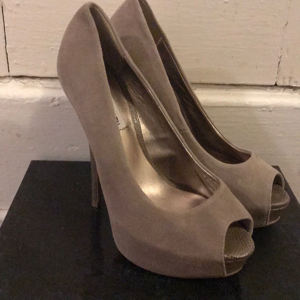 Steve Madden size 6 1/2 platform peep toe pumps